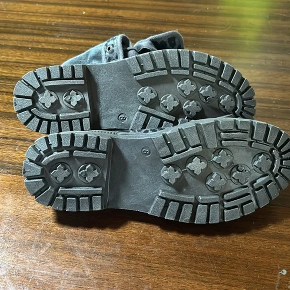 Leopard pattern boots. Never worn. Only stored. - Picture 2 of 3